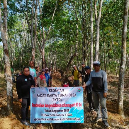 Desa Simpang Tiga Giatkan Program PKTD Pembersihan dan Pendalaman Saluran Parit RT 04